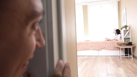 Застал в спальне мастурбирующую подругу и протянул руку помощи