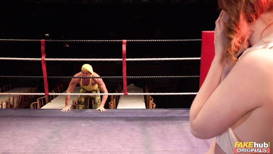 В качестве награды рыжая сучка на ринге получила большой член бульдозера