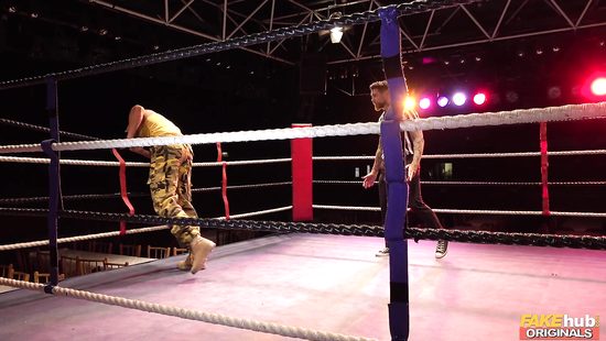 В качестве награды рыжая сучка на ринге получила большой член бульдозера