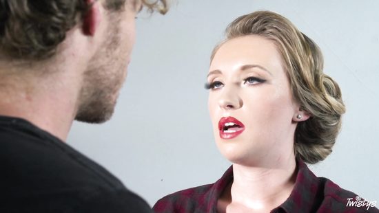 Возбудился от вида двух фитоняшек и пошёл трахать красивую подружку