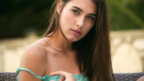 Молодая скромница в саду показывает вам своё обалденное тело