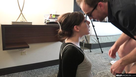 В отеле старый развратник трахнул на камеру молодую любовницу