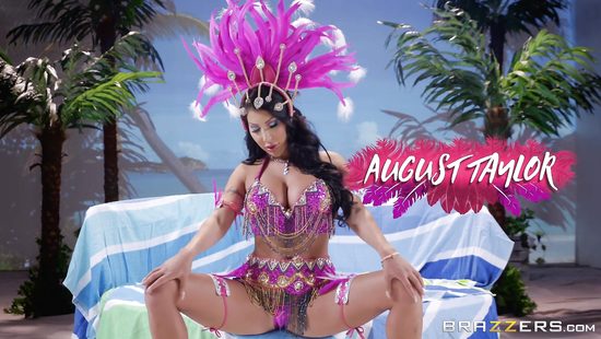 Показала другу карнавальный наряд и получила в жопу твёрдый пенис