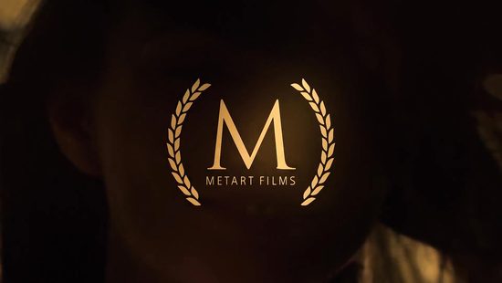 Украинская длинноногая модель ласкает своё идеальное тело