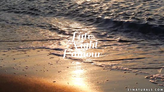 Романтический вечер начался с поцелуев у бассейна, а закончился членом в очко