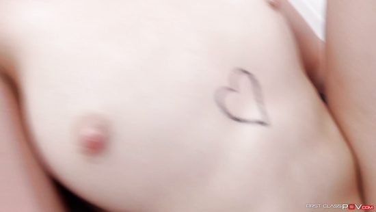 Шлюшка смазала попку смазкой, но в жопу так и не дала