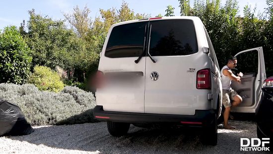 Московская милфа наслаждается сексом с двумя садовниками