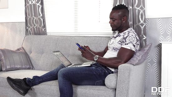 Афроамериканец узнал что его девушка порно звезда и жахнул её как шлюху