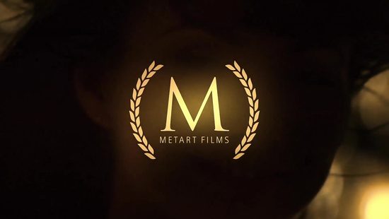 Захотела секса и прямо на дороге трахнула себя в манду здоровым кабачком