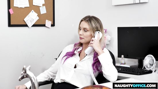 В офисе сотрудники помечтали о своём и занялись отличным сексом