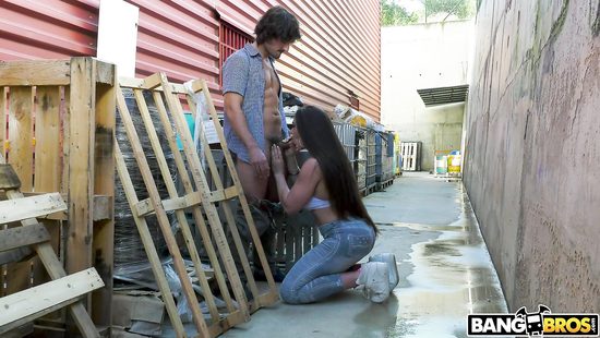 Поссорилась с другом и сразу отправилась искать сексуальные приключения