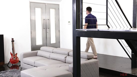 Зашла к женатому соседу за ноутбуком и соблазнила его красивыми ногами