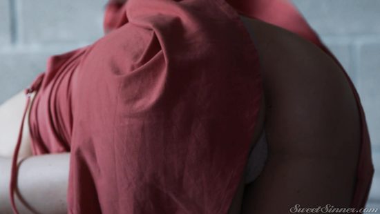 Рыженькая красотка жарко трахается с престарелым господином в подвале