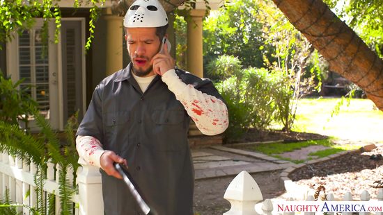 Перепутала друга сына с мужем и отдалась ему на Хэллоуин