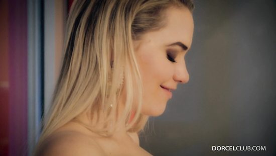 Сексапильная блондинка страстно скачет на большом члене пошлого любовника