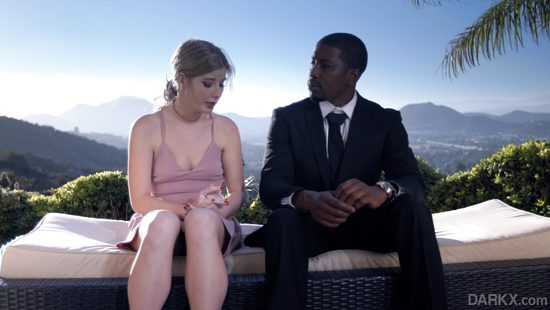 Обольстительная шлюшка страстно трахается в киску с мускулистым негром