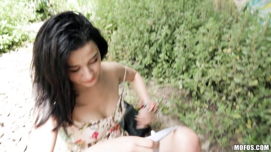 Похотливый пикапер оттрахал продажную потаскушку в бритую киску под мостом