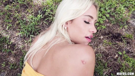 На стадионе снял за деньги загорелую блондинку и жахнул её на улице