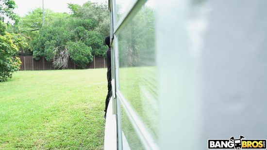 Взломщик в маске огромным чёрным членом трахнул миниатюрную хозяйку