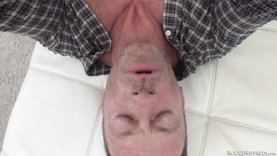 Зрелый итальянец поимел очкастую девушку огромным членом на анальном кастинге