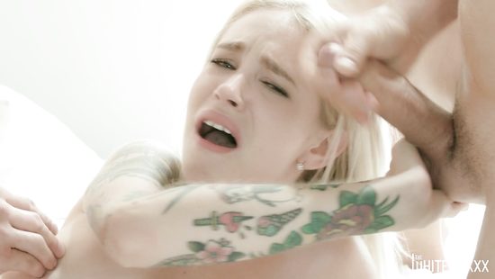 Татуированная спермоголичка живет с двумя парнями ради жаркого секса