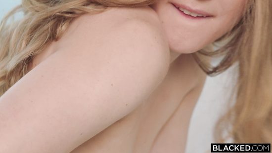 Белая шлюшка с разрешения черной женушки трахается с похотливым негром