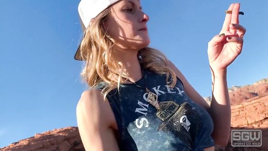 На закате в горах парнишка трахнул грудастую подружку раком