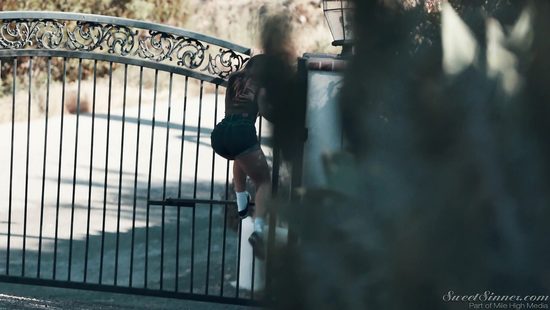 Куколд муж спокойно смотрит как чужой мужик чпокает его красотку жену