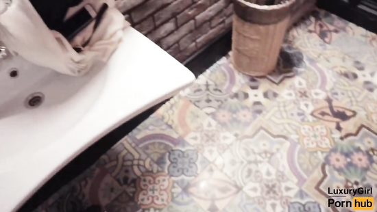 В туалете кафе гламурная чикса соснула член и проглотила сперму