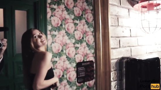 В туалете кафе гламурная чикса соснула член и проглотила сперму