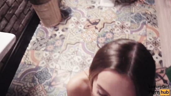 В туалете кафе гламурная чикса соснула член и проглотила сперму