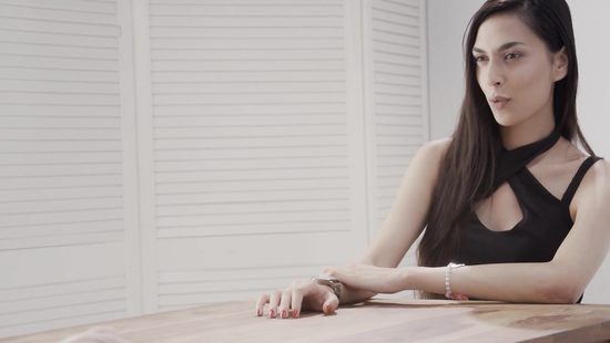 В пустом кабинете седой чувак дрюкнул симпатичную брюнетку на столе