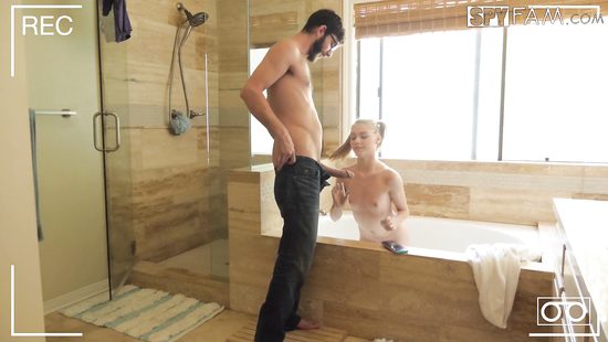 Очкарик подсмотрел в ванной за дрочащей девчонкой и вывалил здоровый член