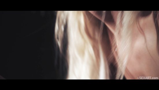 Худенькая блондиночка чувственно трахается с пошлым парнем в темноте