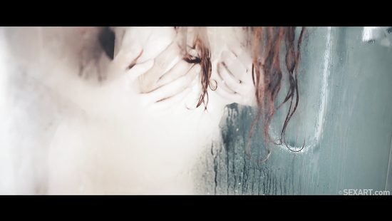 Рыжеволосая худышка чувственно трахается с похотливым парнем в душевой