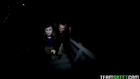 Худенькая девка с татуировками трахается с парнем в тишине как в последний раз