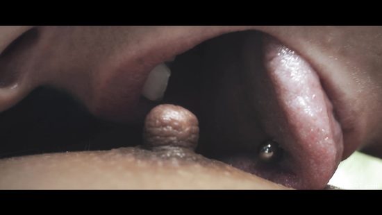 Негритянка и белая красотка доводят друг дружку до оргазмов кунилингусом