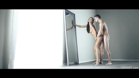 Перед зеркалом спортивный чувак красиво натягивает на кукан длинноногую брюнетку