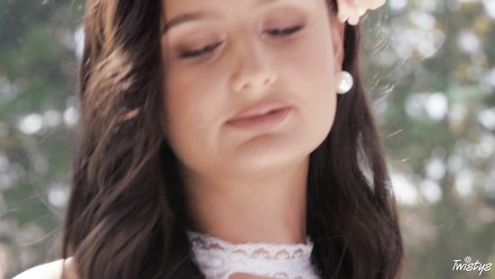 В честь Нового года несравненная Eliza Ibarra показала свою мастурбацию