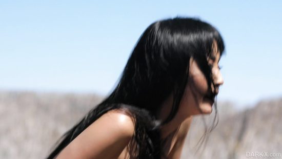 Страховой агент страхует попку азиатки здоровым чёрным членом