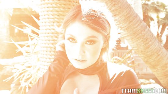 Молодуха с большими натуральными сиськами соблазнила мускулистого самца