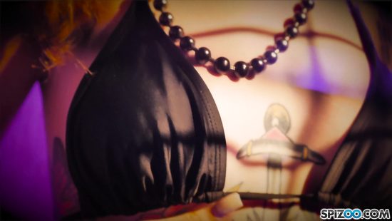 Священник с длинным членом наказывает развратную татуированную девку в чулках