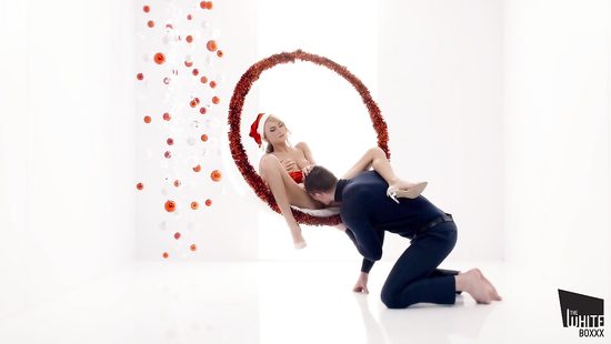 Снегурочка хохлушка дрочит киску и даёт другу вылизать манду