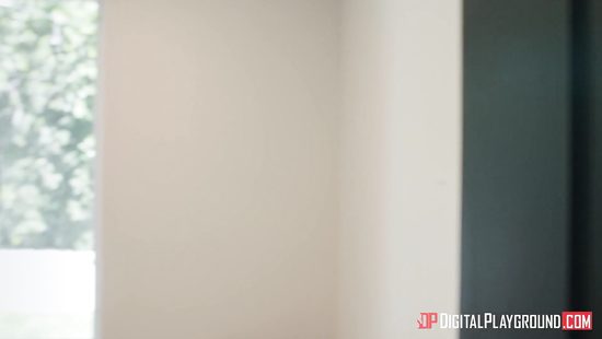 В офисе под ёлкой секретарша соблазнила на лесби секс красивую начальницу