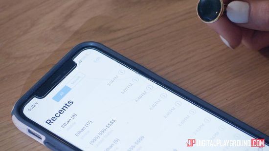 В офисе под ёлкой секретарша соблазнила на лесби секс красивую начальницу