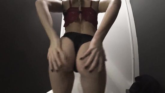 Рискованный секс раком в раздевалке магазина