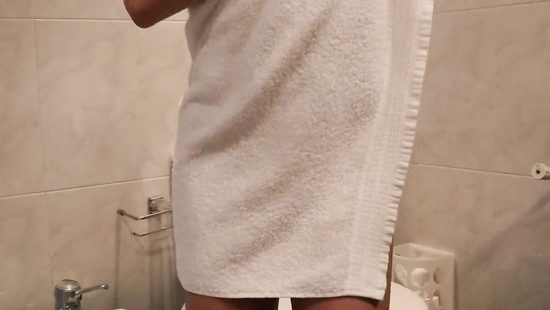 Не досмотрел красивый танец и просто загнул подружку раком в душевой