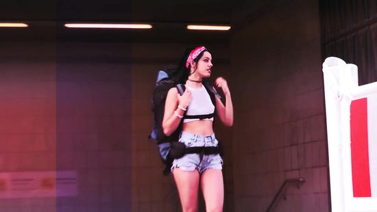 Сестрёнки туристки устроили в хостеле групповуху с одним парнем