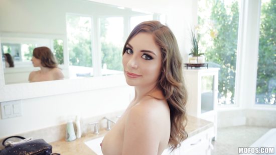 Тряся своей большой красивой попкой, телка возбудил мужа и отдалась ему