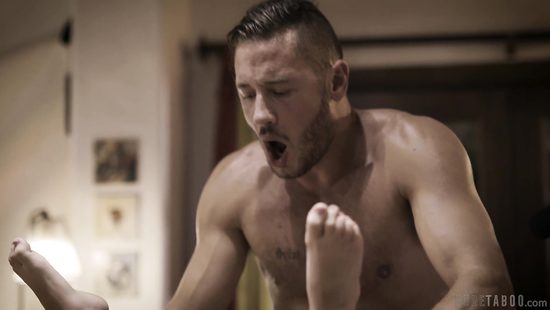 Красивая нимфоманка трахнулась с коллегами во время похода в лес